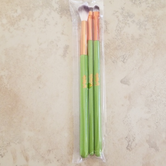 Set of 3 Makeup Brushes - Picture 3 of 3